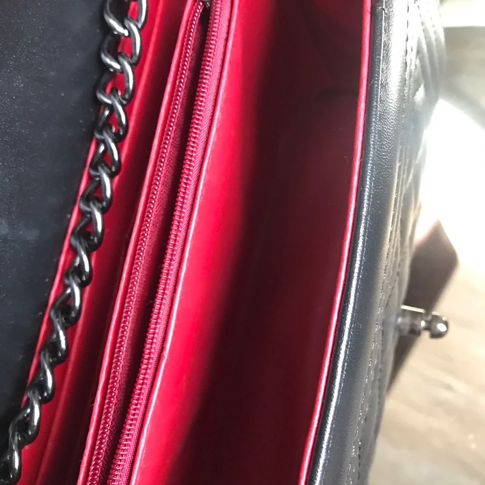 Designer look black quilted handbag with chain strap. - Picture 4 of 7
